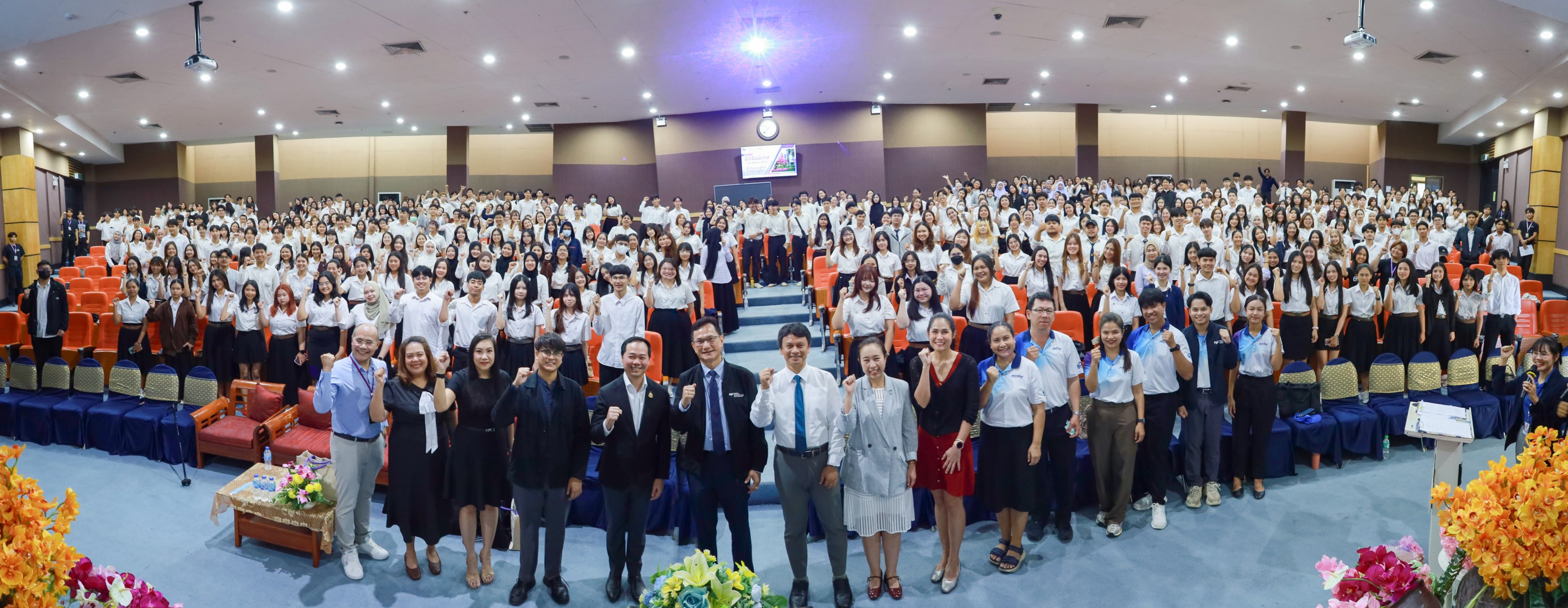 ภาพถ่ายร่วมกับผู้บริหาร 1